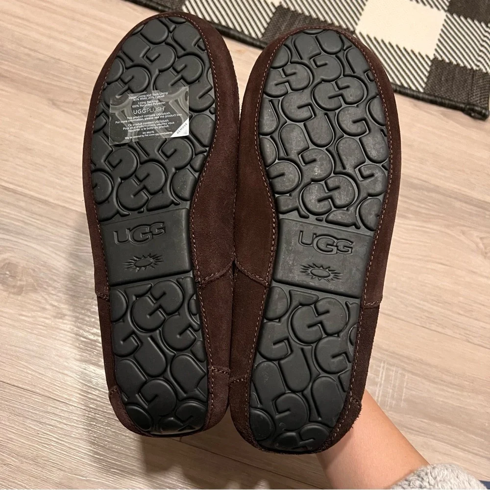 UGG Men’s Slipper - Picture 3 of 3